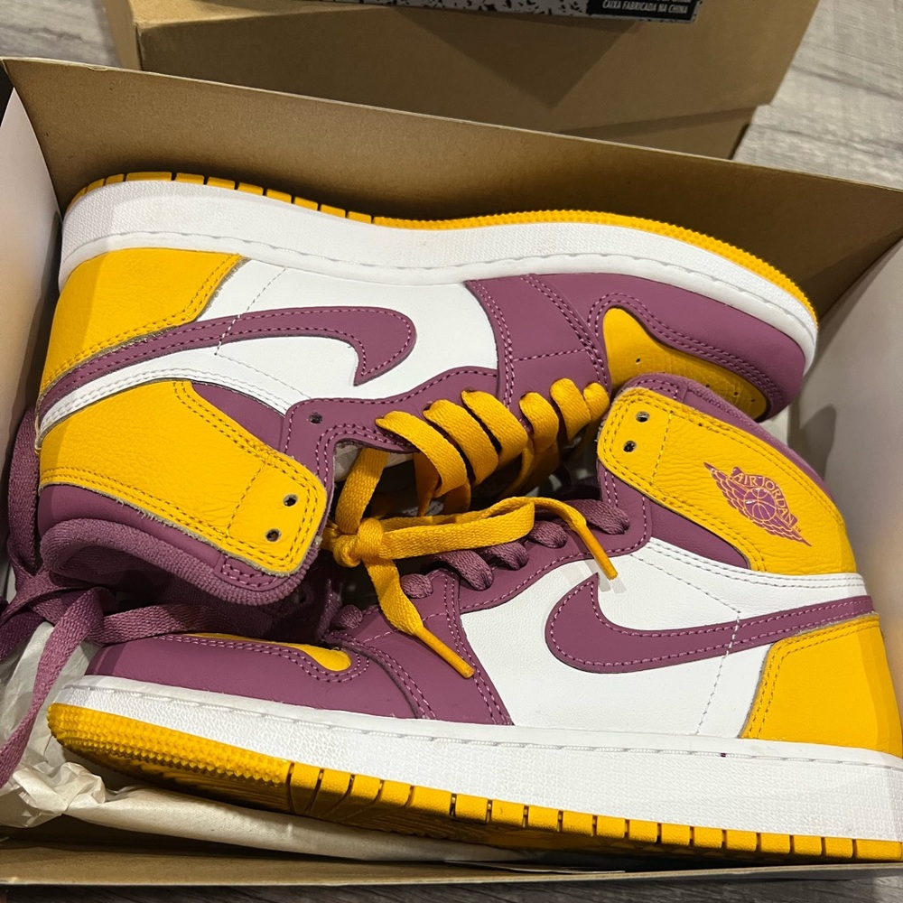 The Air Jordan 1 High OG ‘Brotherhood. 
Worn once
Size 5.5 men 
8.5/10 condition